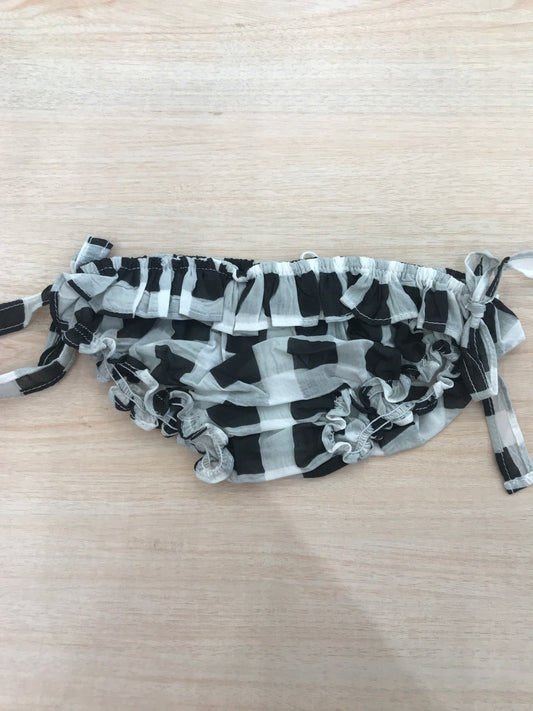 Costume Coccodè con rusche fiocchetti laterali a quadretti bianchi neri e grigi