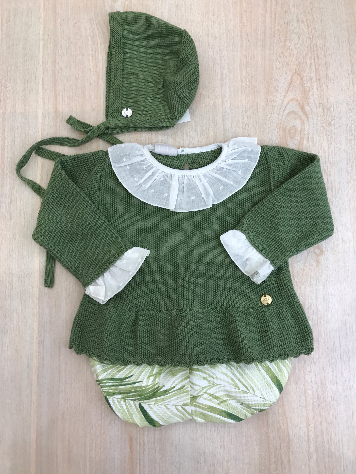 Completo Paz Rodriguez in filo verde con rusche bianche con culotte con foglie verdi e cuffietta abbinata