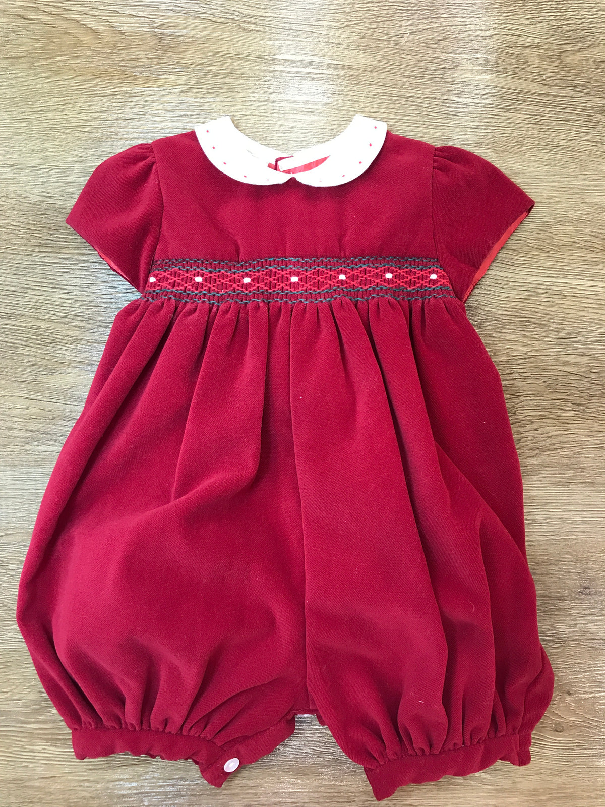 Pagliaccetto Les Enfants de Gisele in velluto rosso mezza manica colletto bianco con pois rossi e punto smock ricamato al centro