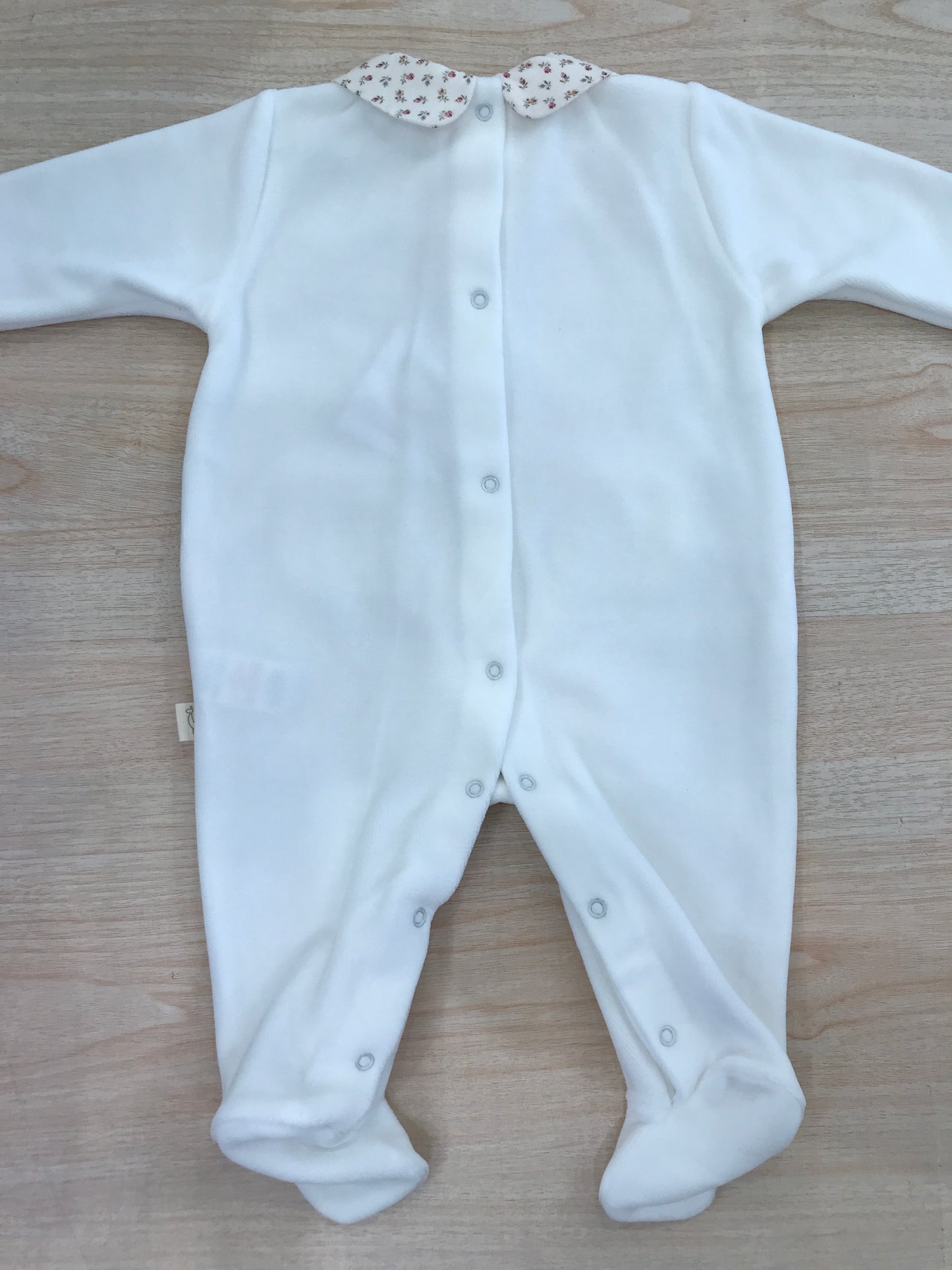 Tutina Baby Gi in ciniglia intera con taschine e fiocchetto floreale sul davanti