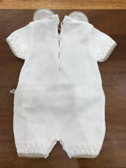 Pagliaccetto Bebè di Almy in filo bianco con fiocchi tortora al centro