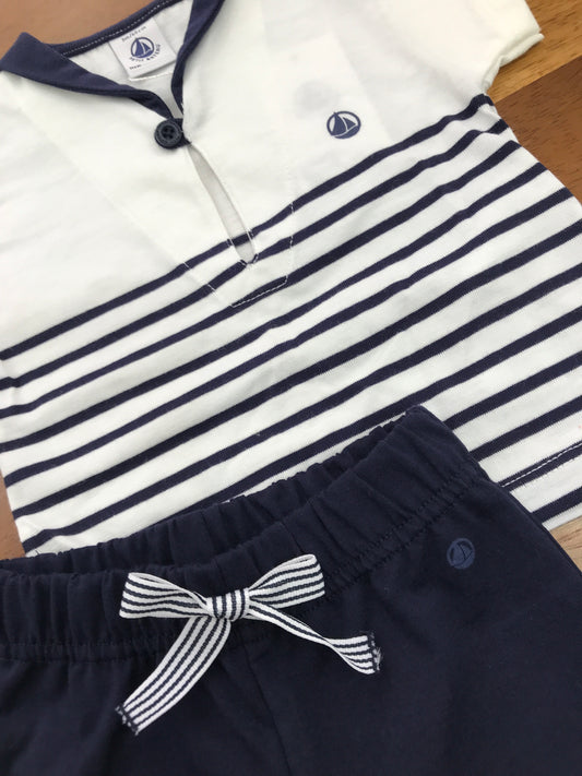 Completo Petit Bateau in cotone due pezzi pantalone corto blu con elastico in vita t-shirt mezza manica a righe bianche e blu con collo marinaretto