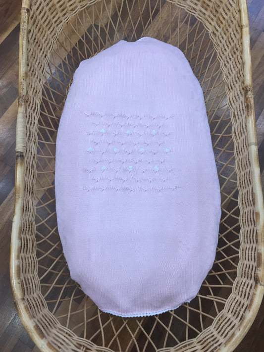 Coperta Colibrì in filo rosa con riquadro lavorato da rose bianche ricamate a mano