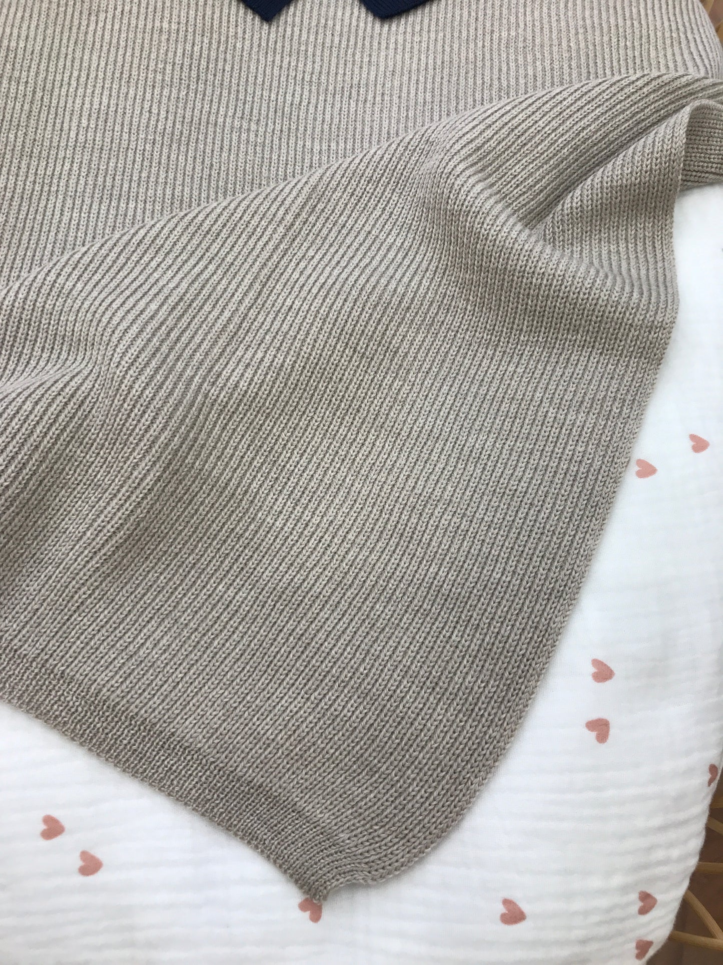 Coperta Baby Lord in lana a coste inglese tortora con doppio fiocco blu scuro centrale