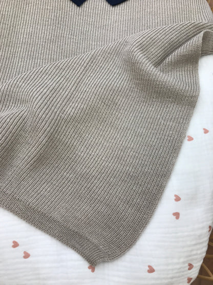 Coperta Baby Lord in lana a coste inglese tortora con doppio fiocco blu scuro centrale