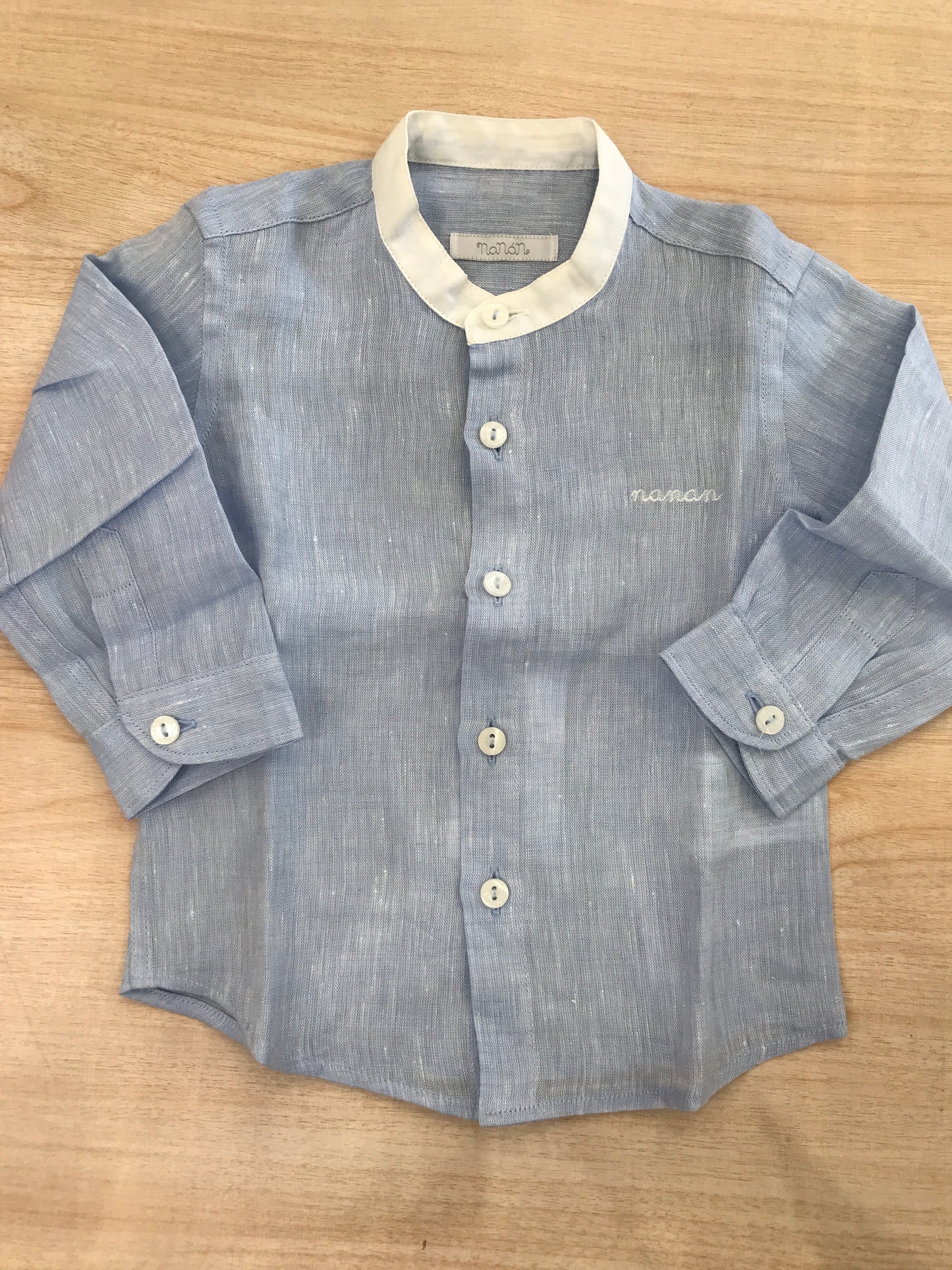Camicia Nanan manica lunga in lino celeste con collo rifinito in bianco con bottoncini sul davanti