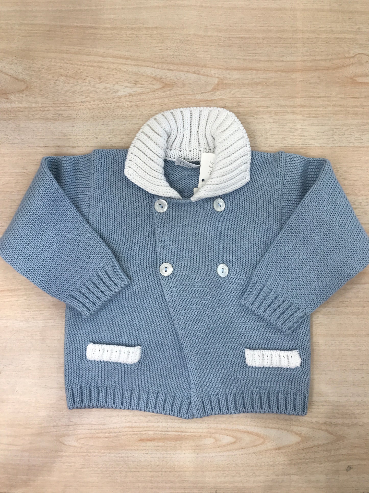 Cardigan Colibrì in filo celeste con colletto bianco e tasche rifinite bianche