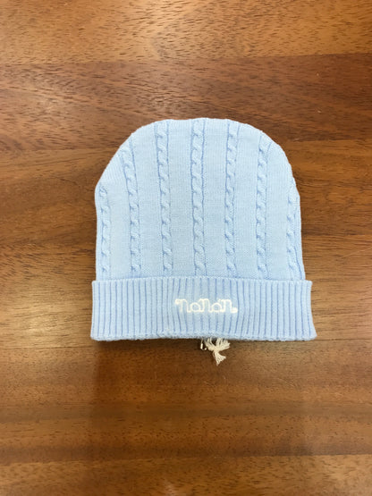 Cappello Nanan in filo celeste con lavorazione di trecce con risvolto