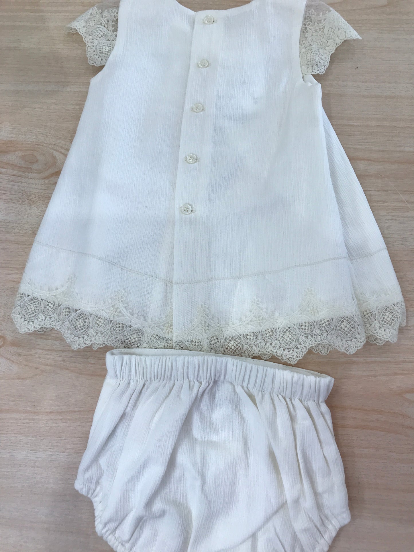 Completo Paz Rodriguez in cotone abitino smanicato con rusche in pizzo fiori al centro e culotte con stesse applicazioni