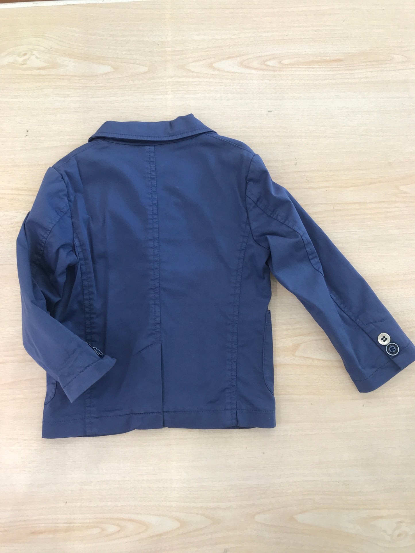 Giacca John Twig blu chiaro con bottoncini e pochette bianca e rossa