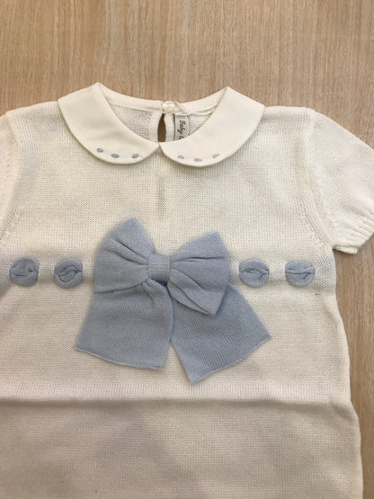 Pagliaccetto Baby Lord in filo bianco mezza manica con fiocco celeste centrale con pois celesti sul colletto