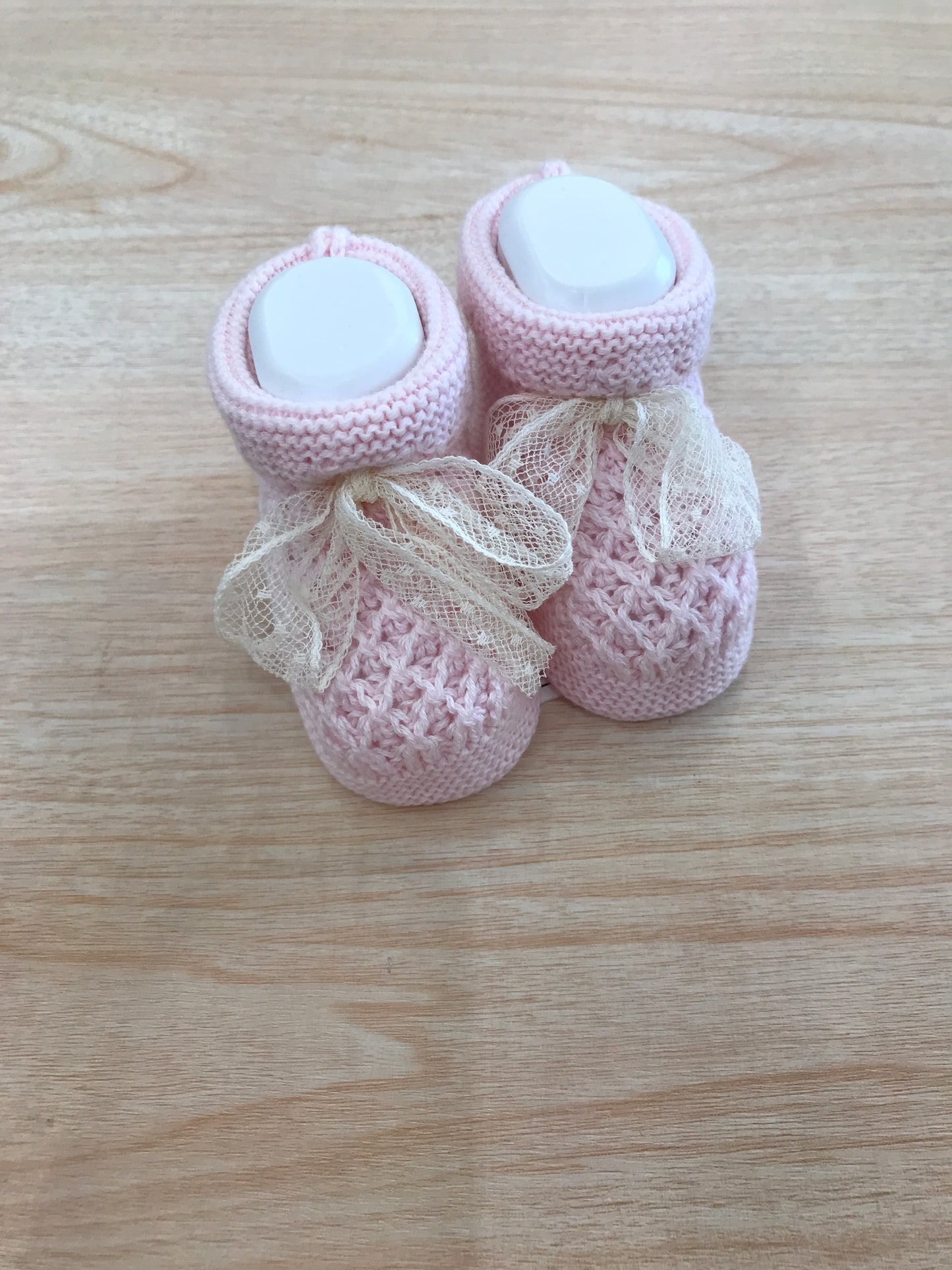 Babbucce Martin Aranda in filo rosa con ricami e pizzo