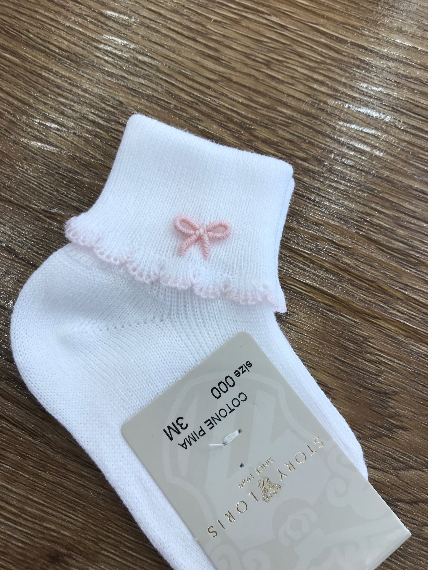 Calzini Story Loris con fiocchetto rosa ricamato sul risvolto