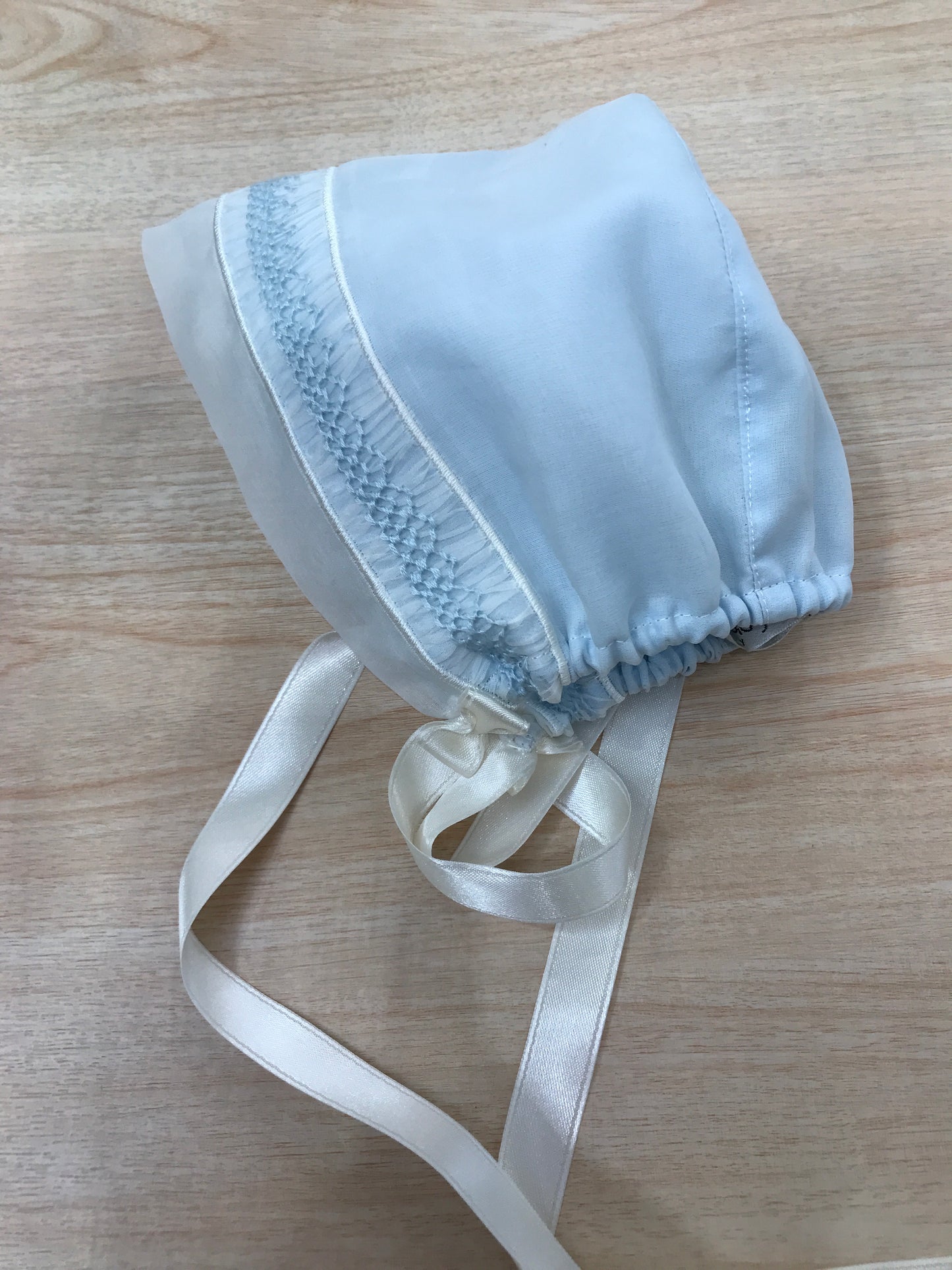 Cuffia Piccola Giuggiola in organza in seta con lavorazione di punto smock sul davanti