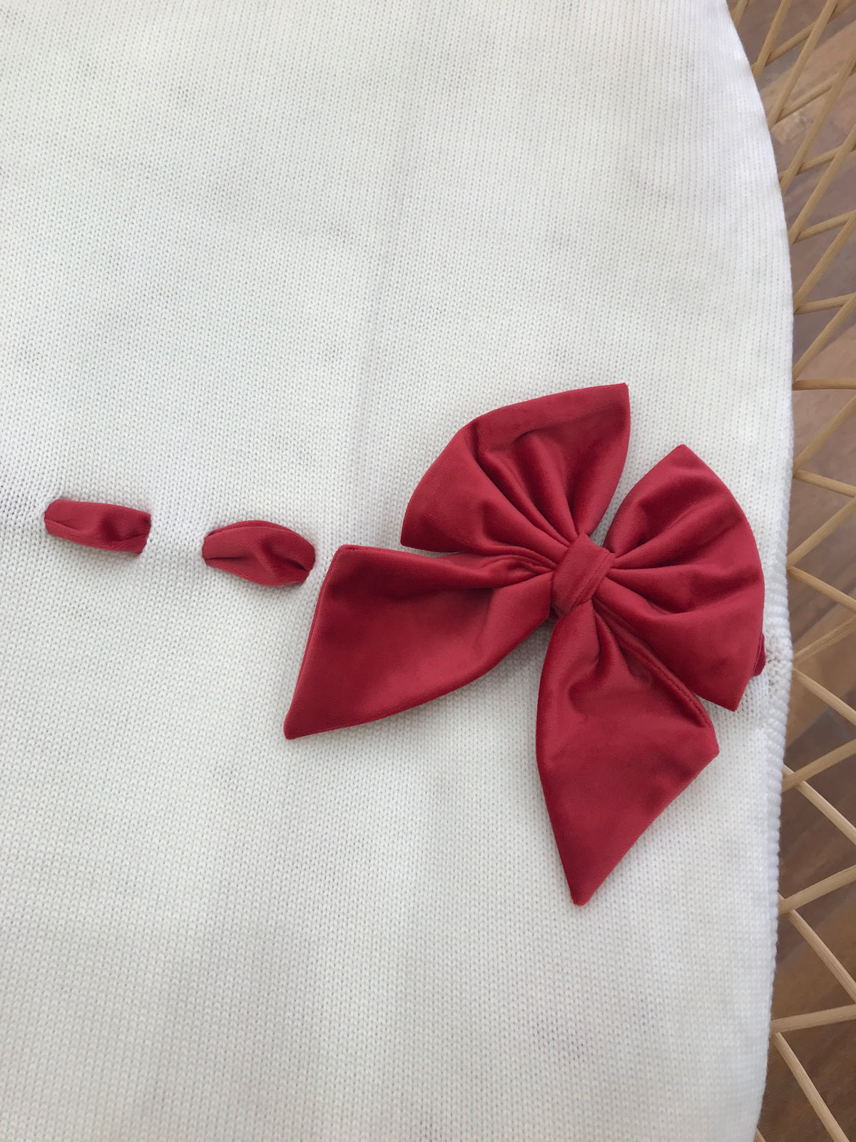 Coperta Baby Lord in lana panna con passanastro in velluto rosso e fiocco laterale