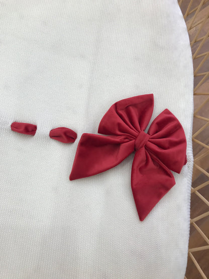 Coperta Baby Lord in lana panna con passanastro in velluto rosso e fiocco laterale
