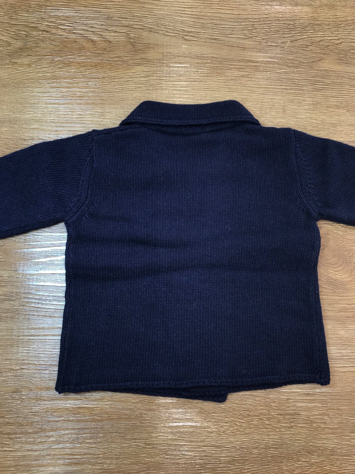 Cardigan Jo Milano in lana blu scuro con chiusura doppio petto e piccoli bottoncini