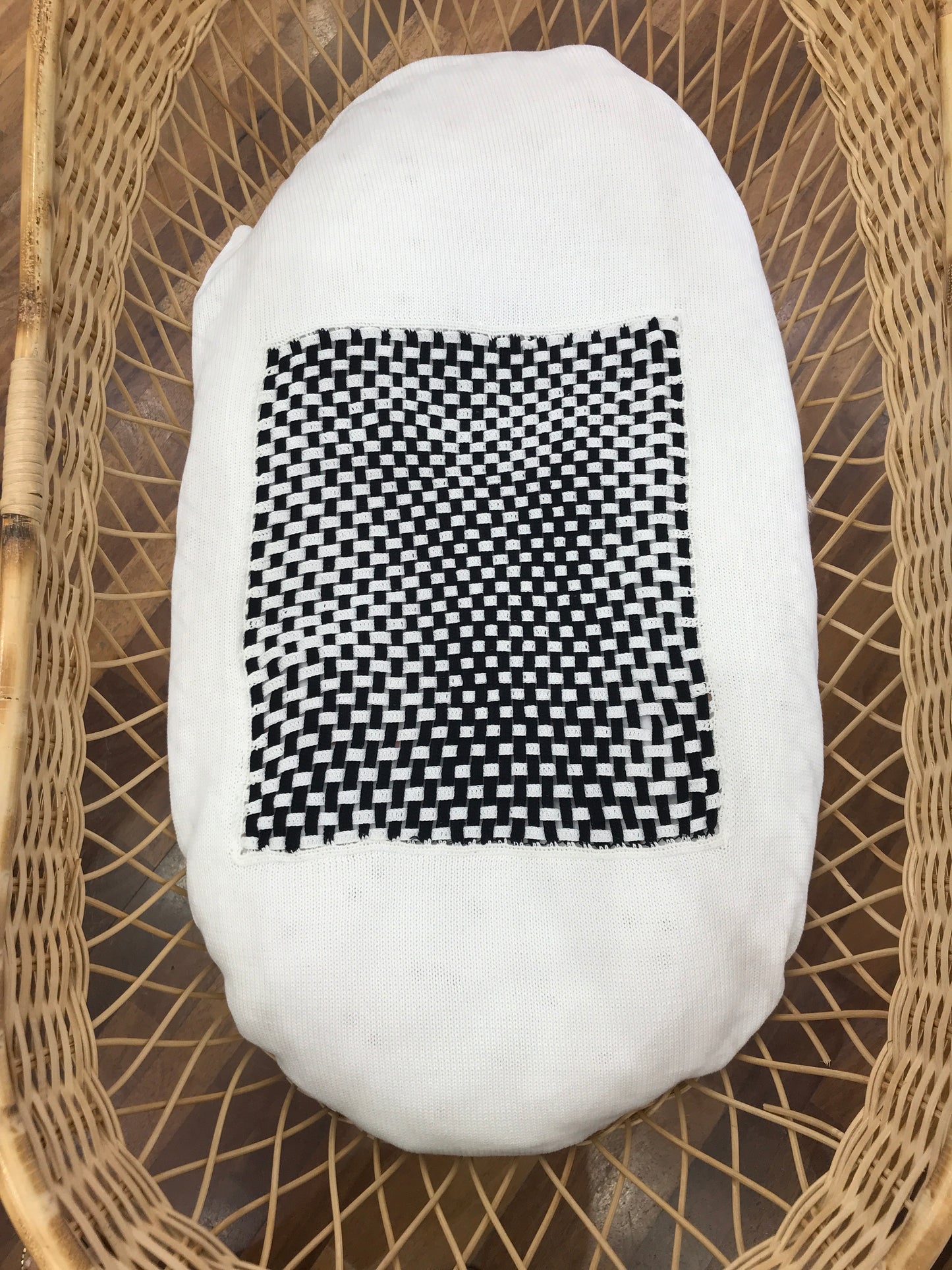 Coperta Piccola Giuggiola in filo bianca con ricami blu scuro e riquadro centrale a scacchi