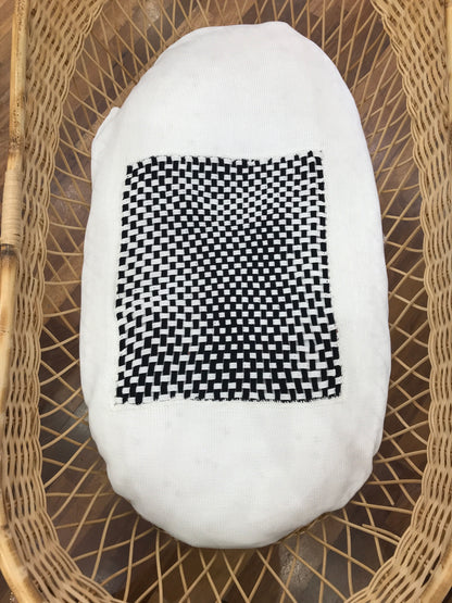 Coperta Piccola Giuggiola in filo bianca con ricami blu scuro e riquadro centrale a scacchi