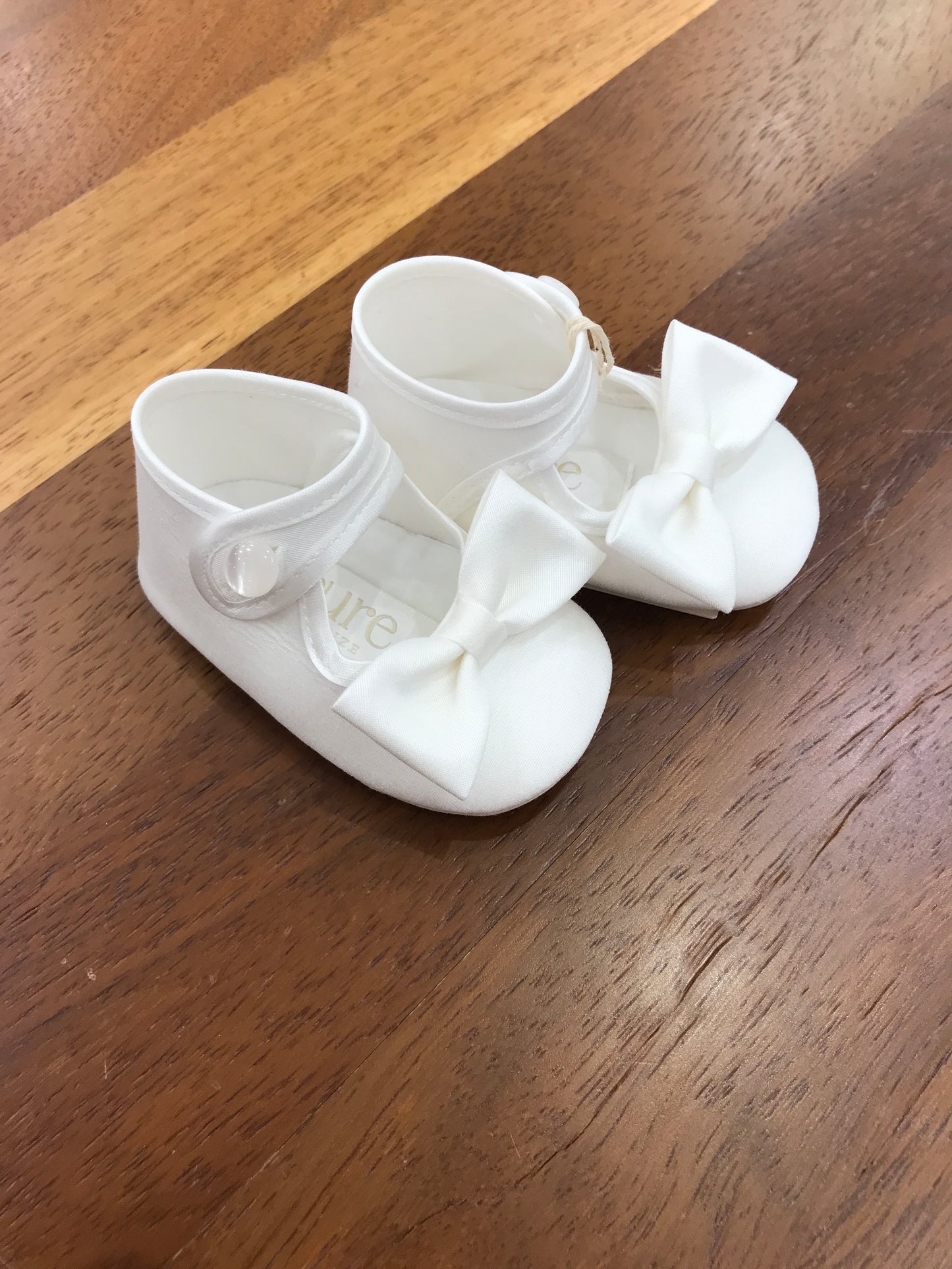 Scarpina Pure in taffettà panna con chiusura alla caviglia con bottone in madreperla e fiocco sul davanti