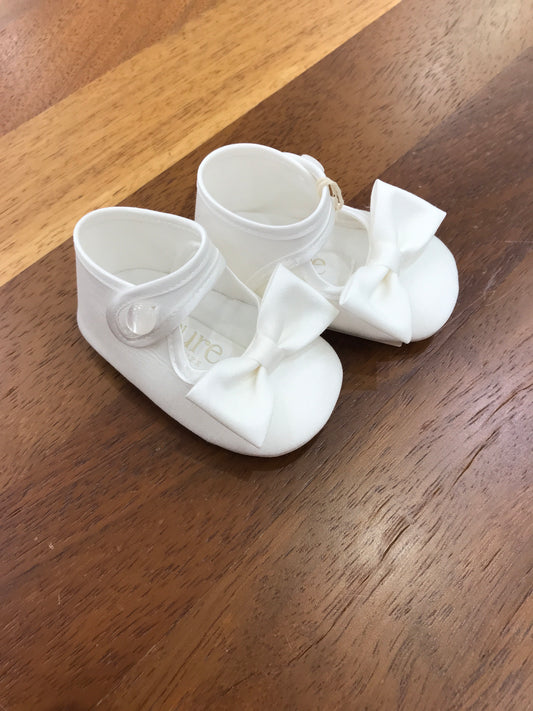 Scarpina Pure in taffettà panna con chiusura alla caviglia con bottone in madreperla e fiocco sul davanti