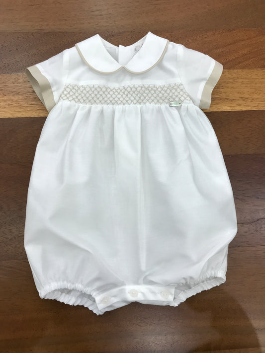 Pagliaccetto Le Bebè in taffettà bianco mezza manica con profilo tortora con lavorazione di punto smock sul corpetto