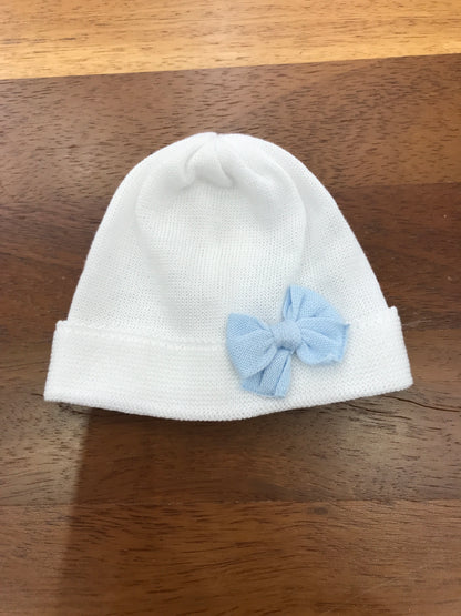 Cappello Baby Lord in filo bianco con risvolto con fiocco celeste applicato sul davanti