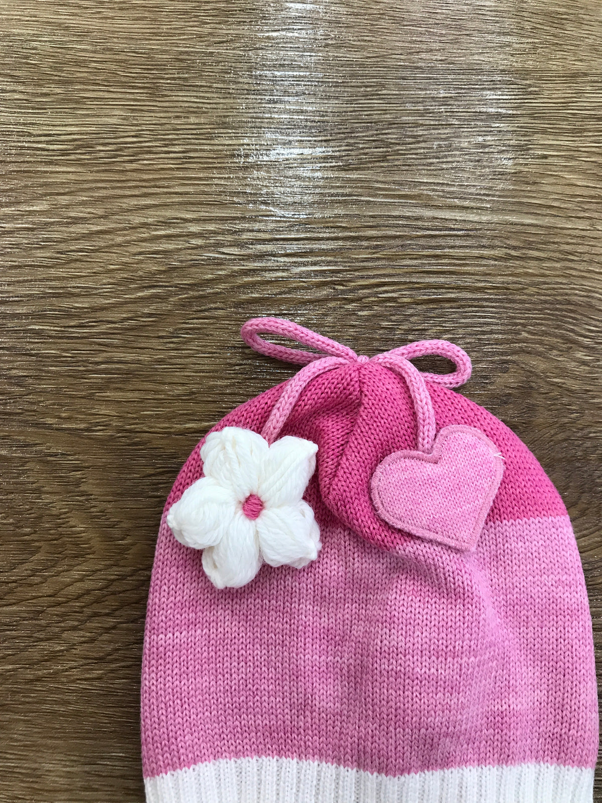 Cappello Colori Chiari in lana panna e rosa con fiore e cuore