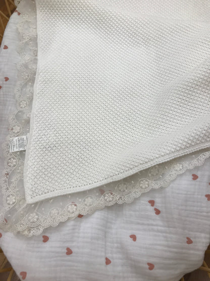Coperta Martin Aranda in filo panna lavorata a maglia con organza e pizzo al bordo
