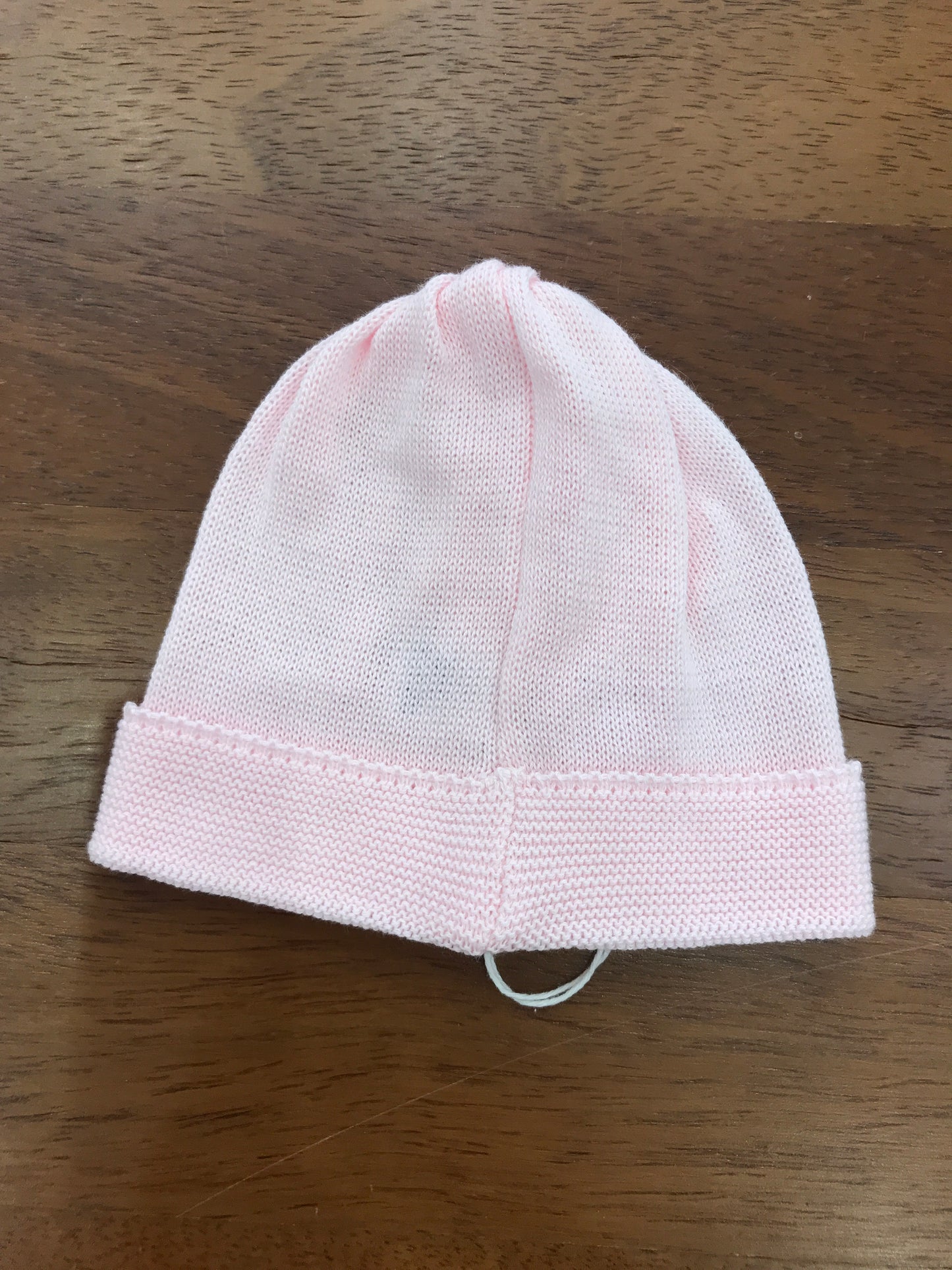 Cappello Baby Lord in filo rosa con risvolto con lavorazione di punto smock in bianco