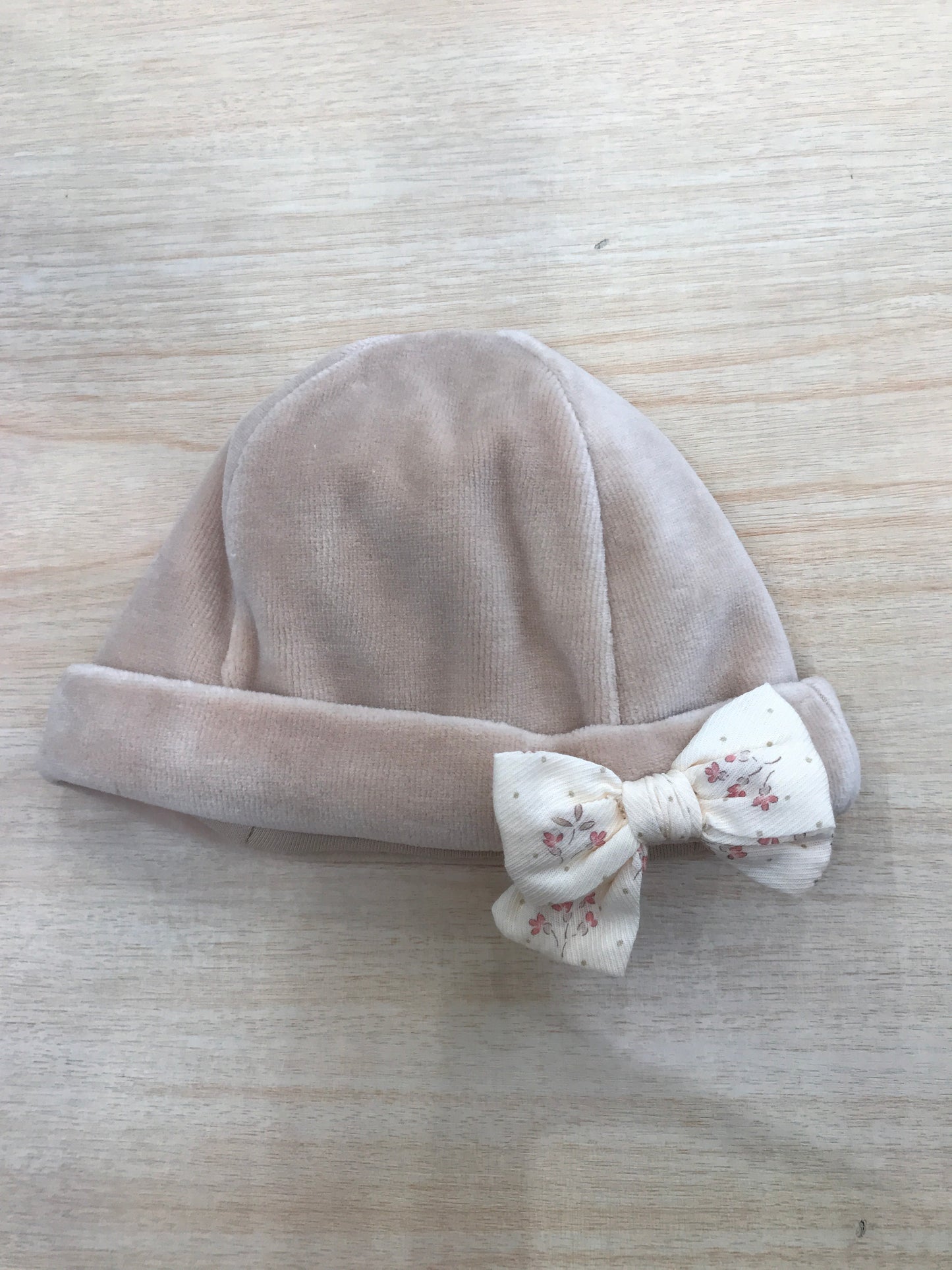 Cappello Baby Gi in ciniglia rosa antico con fiocchetto floreale