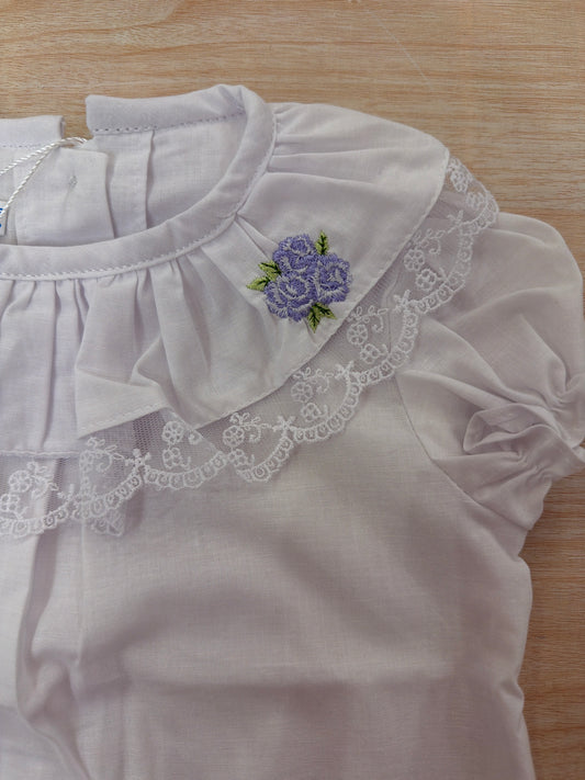 Camicia Fofettes in cotone mezza manica con rusche rifinita da pizzo e rose ricamate in glicine