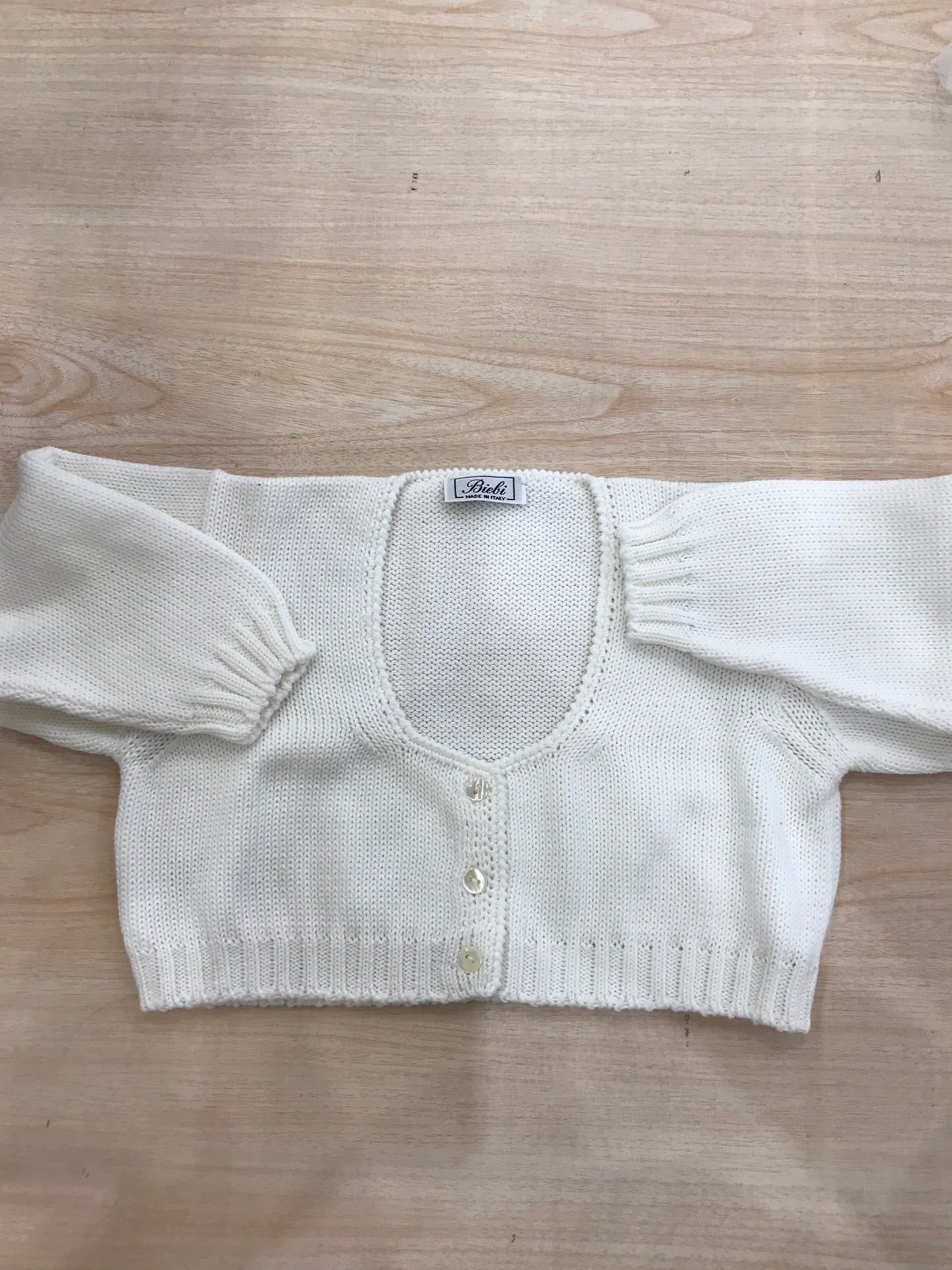 Cardigan Biebi in filo panna scollato con tre piccoli bottoncini