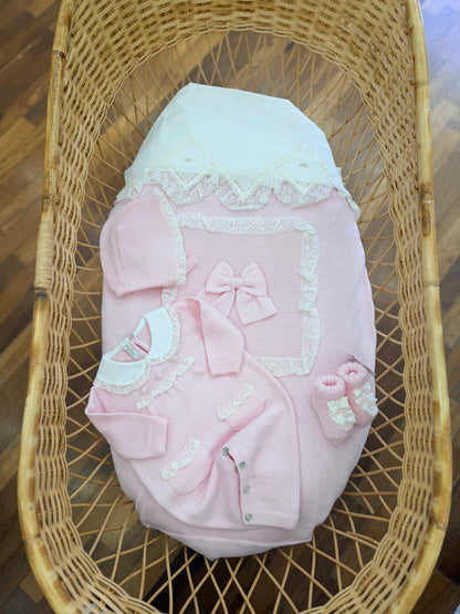Coordinato Baby Lord set comprende copertina tutina scarpine e cuffietta coordinati da fiocchi e valancienne escluso il lenzuolino dal coordinato