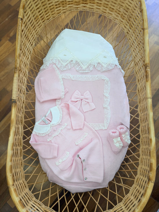 Coordinato Baby Lord set comprende copertina tutina scarpine e cuffietta coordinati da fiocchi e valancienne escluso il lenzuolino dal coordinato