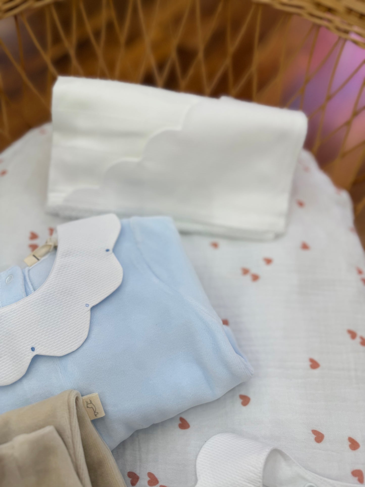 Coordinato nascita Baby Gi tutine in ciniglia con collo smerlato con bavetta e mussola