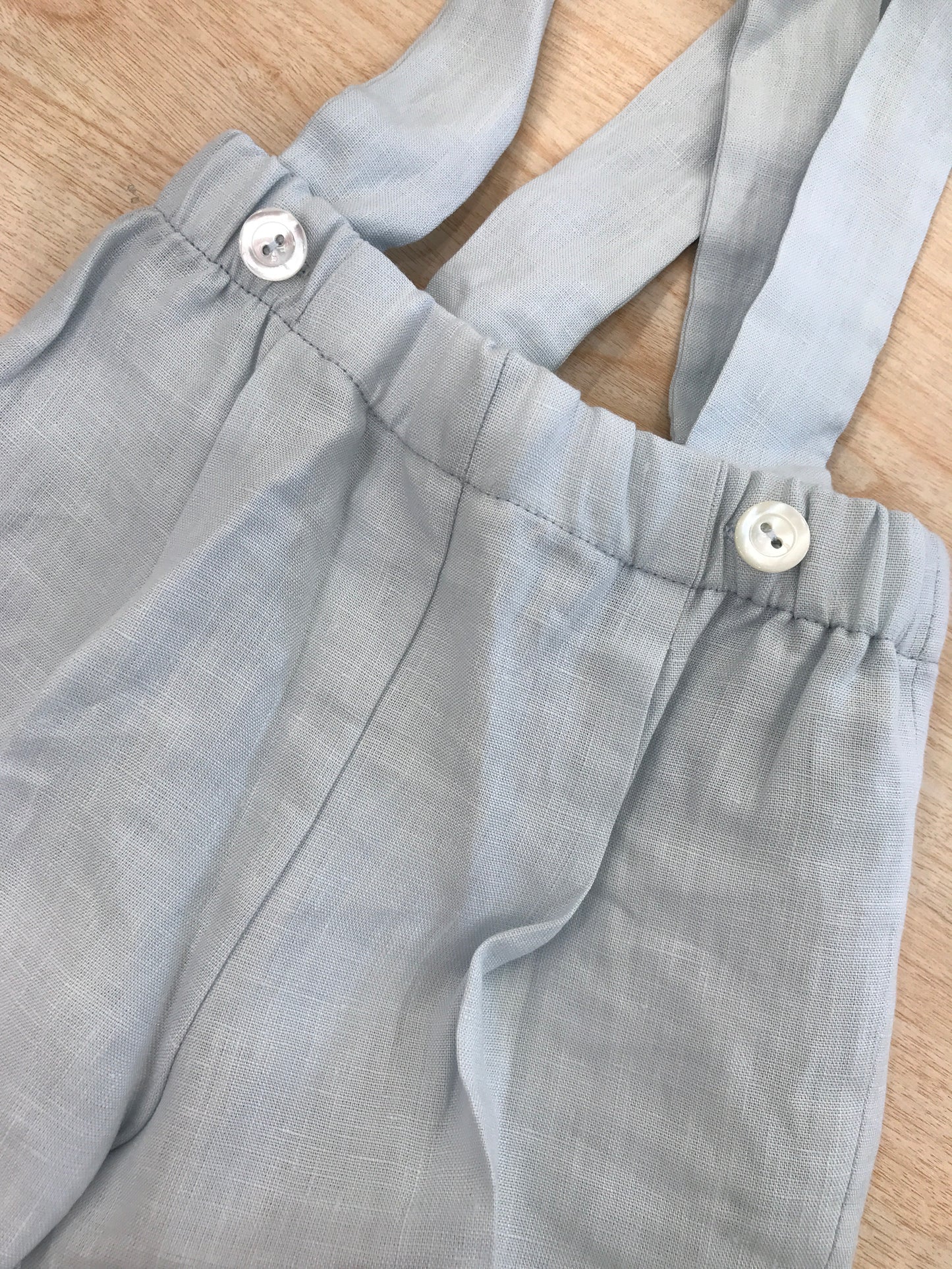 Pantalone Colibrì in lino celeste con bretelle