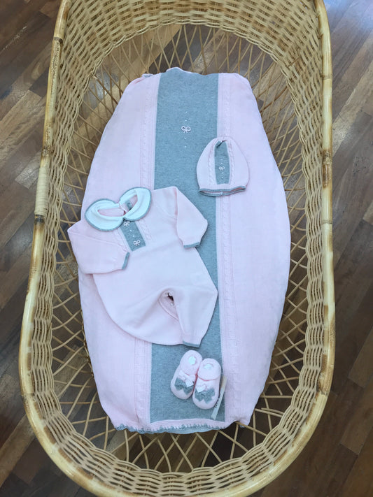 Coordinato nascita Le Dodò in filo rosa con dettagli in grigio con piccoli fiocchi ricamati a mano