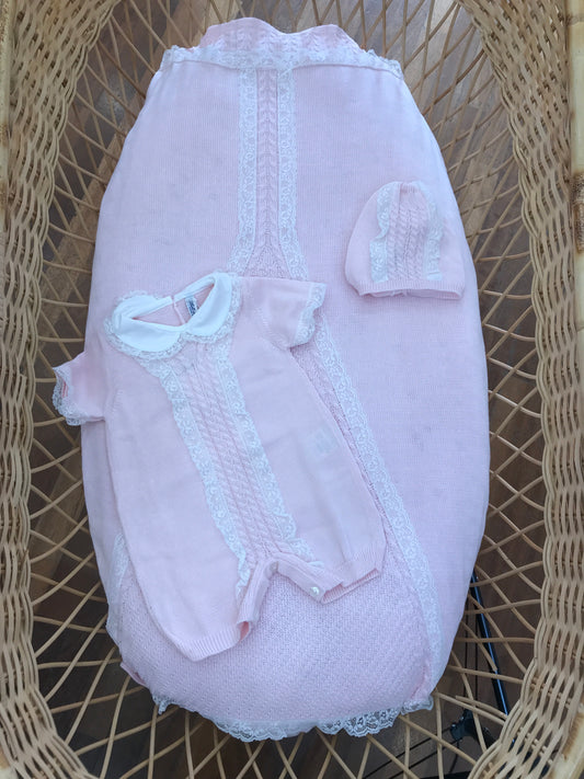 Coordinato nascita Bebè di Almy in filo rosa con lavorazione di trecce e pizzo