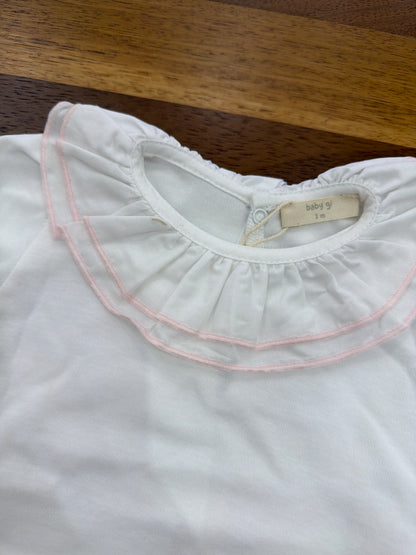 Body Baby Gi in cotone bianco con mezza manica con collo con rusche dal profilo rosa