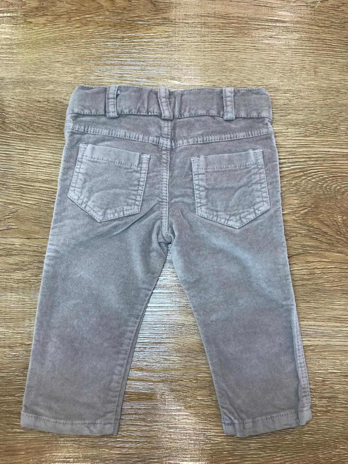 Pantalone Jo Milano in velluto rasato con tasche sul davanti e sul retro e con elastico in vita