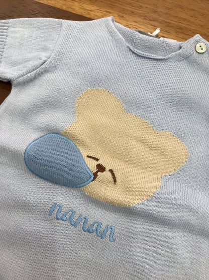 Pagliaccetto Nanan in filo celeste mezza manica con orso beige applicato sul davanti con logo