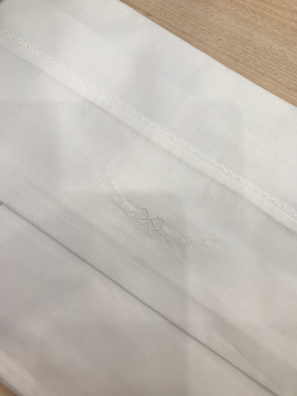 Lenzuola Baby Gi in cotone completo sotto con elastico sopra e federa rifinito con pois e fiocchetto bianco