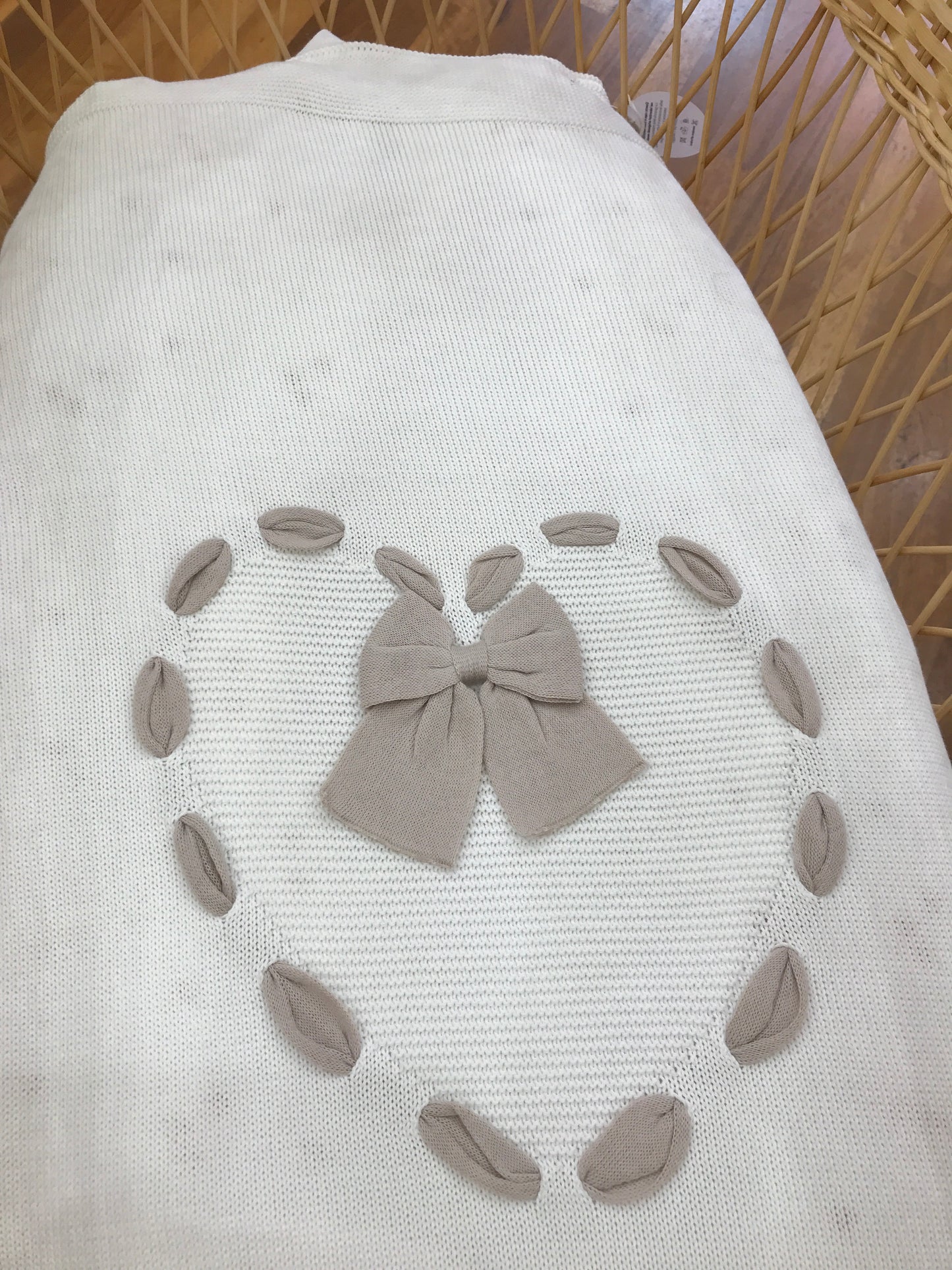Coperta Baby Lord in filo bianco con cuore passanastro tortora con fiocco centrale