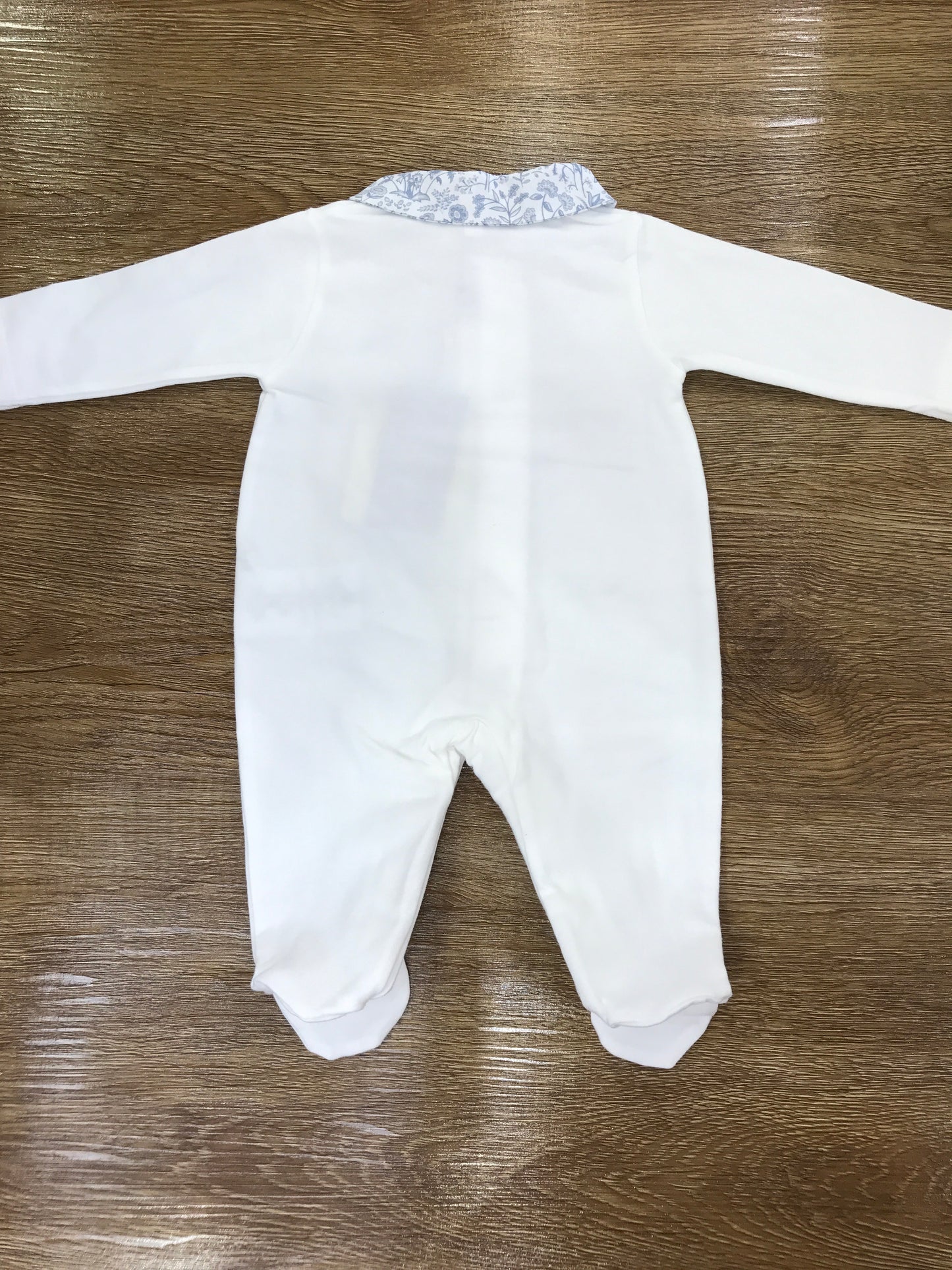 Tutina Nanan in caldo cotone panna intera con piedini con apertura sul davanti rivestita da fiorellini anche sul colletto con cappellino basico panna abbinato