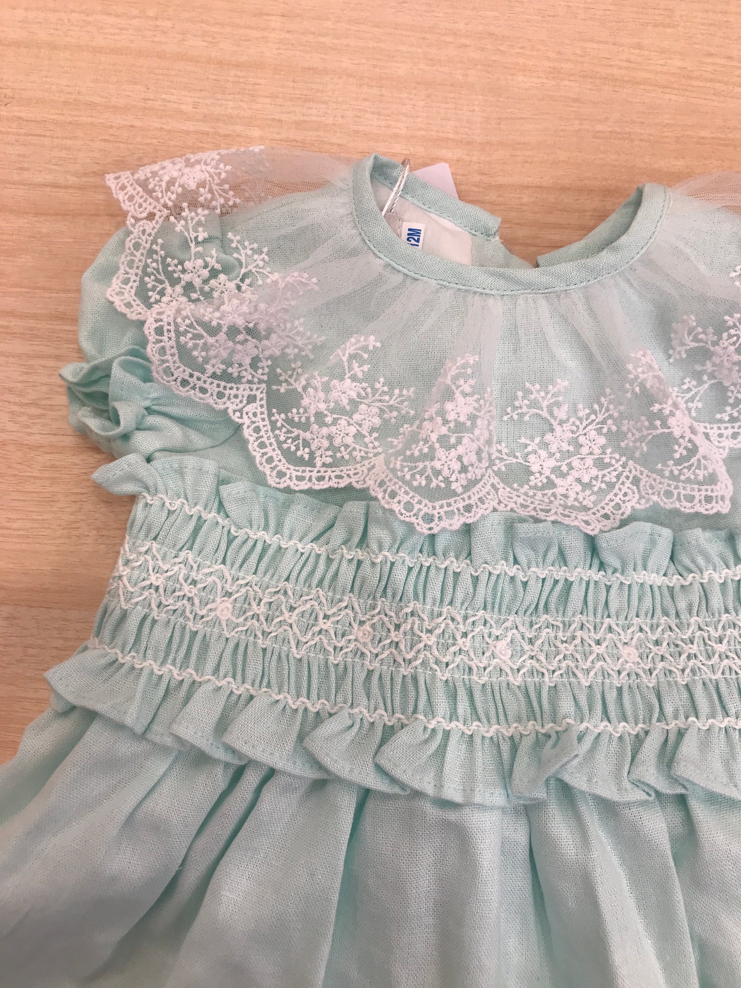 Abito Fofettes in cotone mezza manica a sbuffo con collo rifinito da una balza in tulle rifinita da pizzo e fascia smerlata lavorata sul davanti chiusa sul retro con fioccone