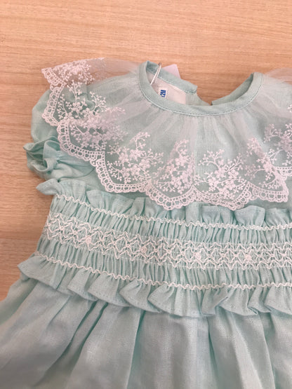 Abito Fofettes in cotone mezza manica a sbuffo con collo rifinito da una balza in tulle rifinita da pizzo e fascia smerlata lavorata sul davanti chiusa sul retro con fioccone