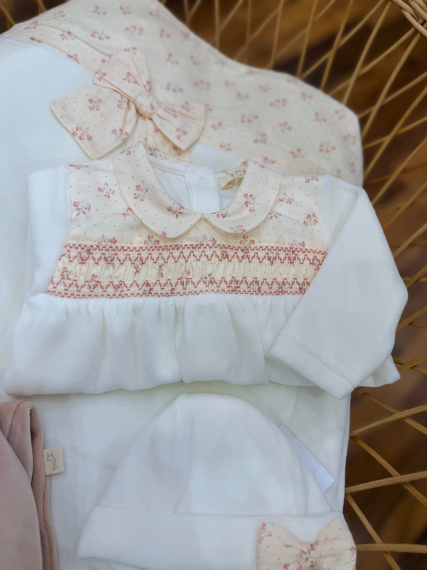 Coordinato nascita Baby Gi in ciniglia con lavorazione di punto smock fiorellini e fiocchetti