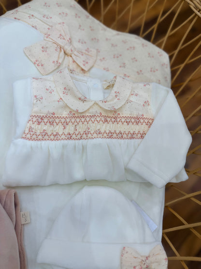 Coordinato nascita Baby Gi in ciniglia con lavorazione di punto smock fiorellini e fiocchetti