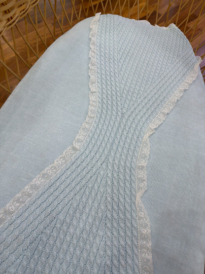 Coperta Bebè di Almy in  filo celeste con lavorazione di trecce e applicazione di pizzo sul centro